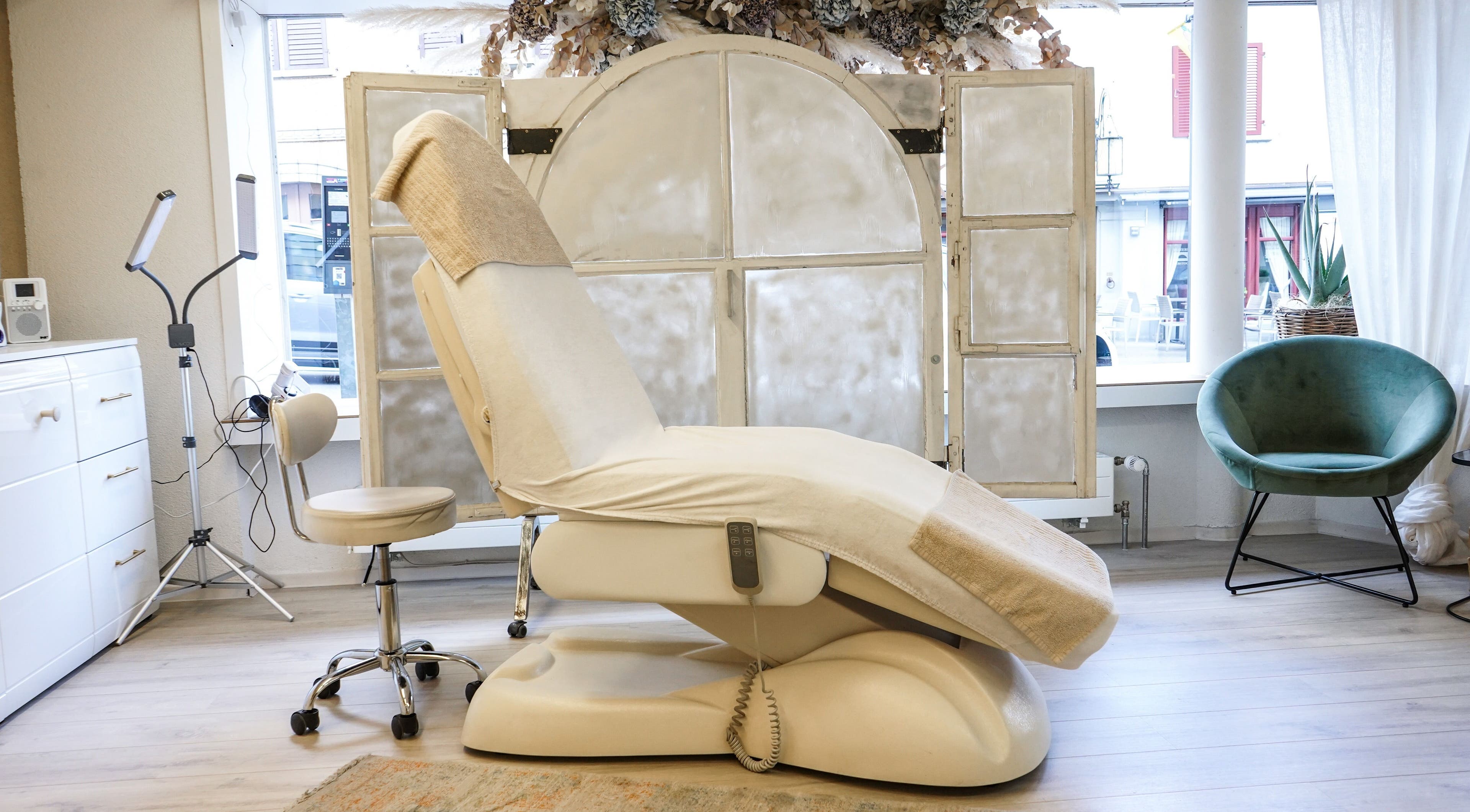 Behandlungsraum bei Sarli Kosmetik, Neuhausen Am Rheinfall, Schaffhausen, CH mit Kosmetikstuhl und stilvollem Ambiente.