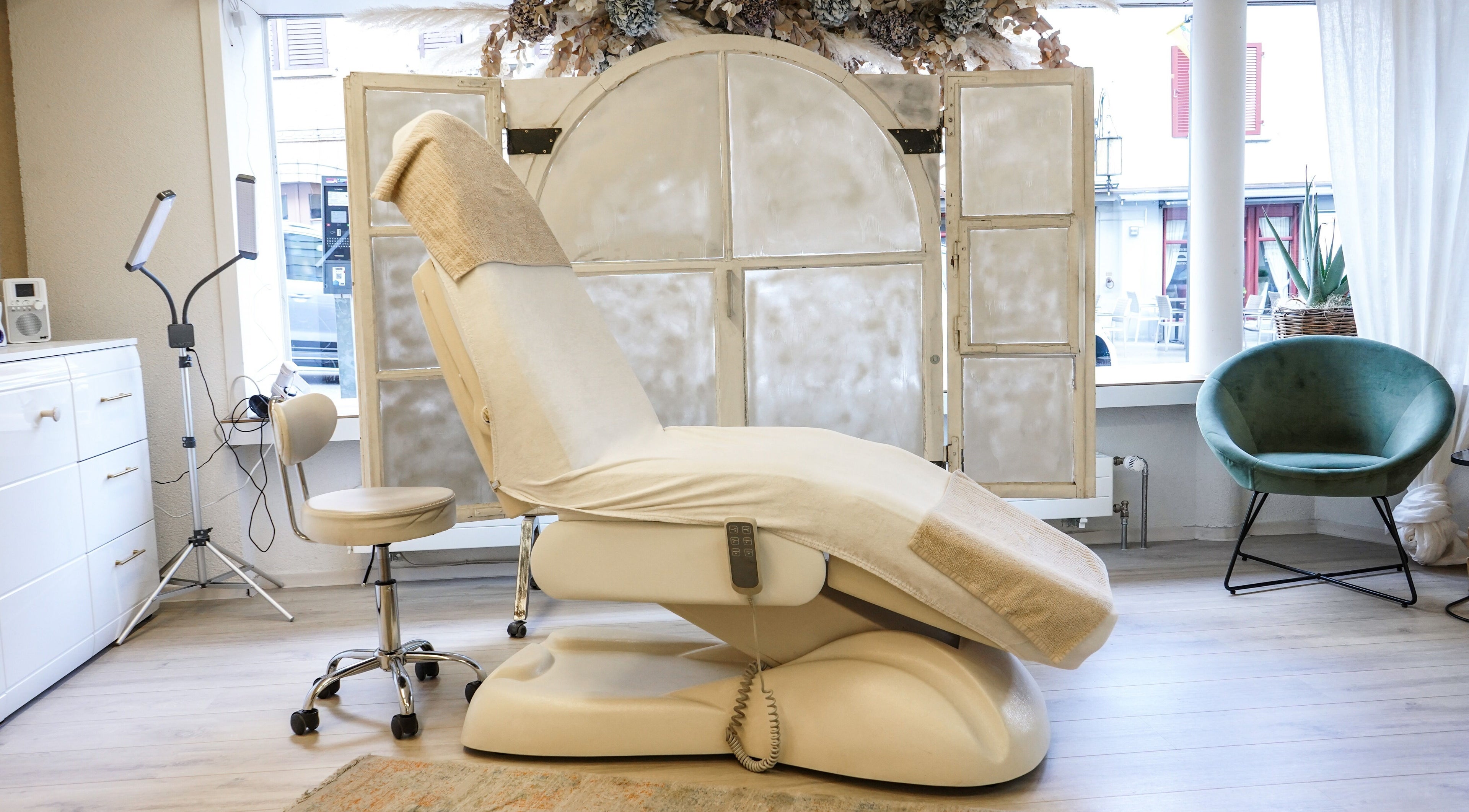 Behandlungsraum bei Sarli Kosmetik, Neuhausen Am Rheinfall, Schaffhausen, CH mit Kosmetikstuhl und stilvollem Ambiente.