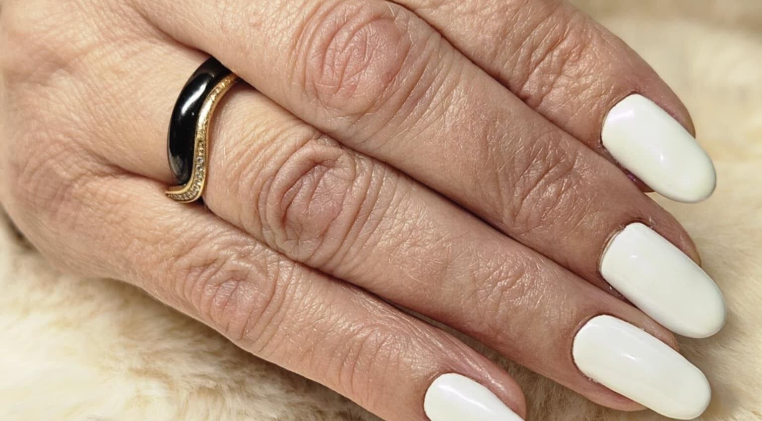 Manucure élégante à Studio W Nails, Saint-vallier, Auvergne-rhône-alpes, FR, avec vernis blanc brillant.