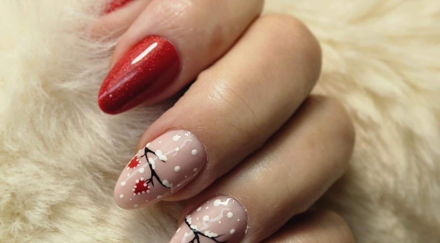 Design d'ongles rouge et floral à Studio W Nails, Saint-vallier, Auvergne-rhône-alpes, FR.