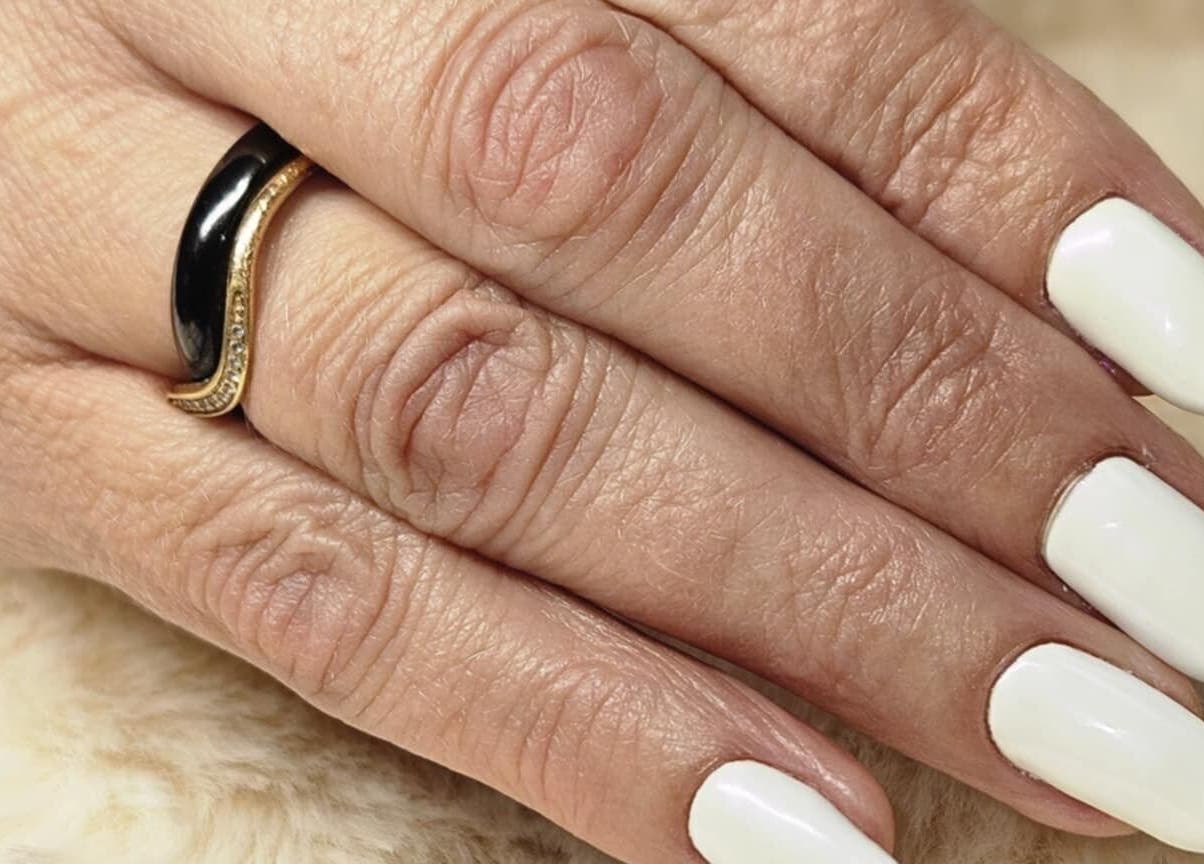 Ongles blancs manucurés à Studio W Nails, Saint-vallier, Auvergne-rhône-alpes, FR. Élégance et soin premium.