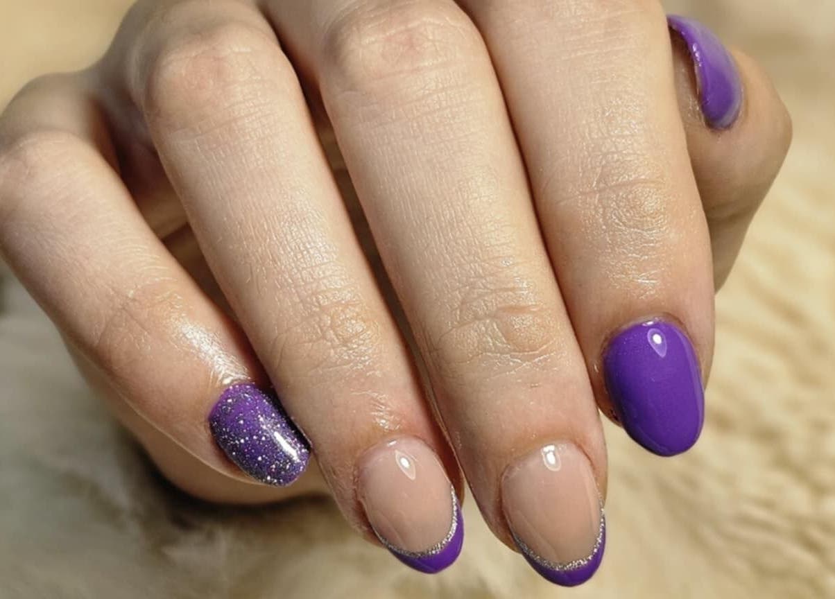 Manucure violette avec paillettes réalisée chez Studio W Nails, Saint-vallier, Auvergne-rhône-alpes, FR.