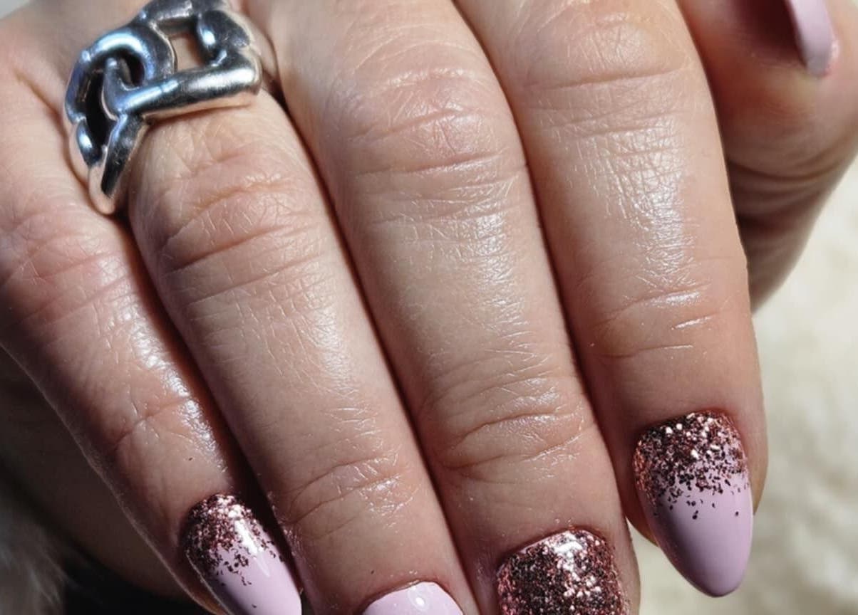 Manucure rose pailletée à Studio W Nails, Saint-vallier, Auvergne-rhône-alpes, FR.