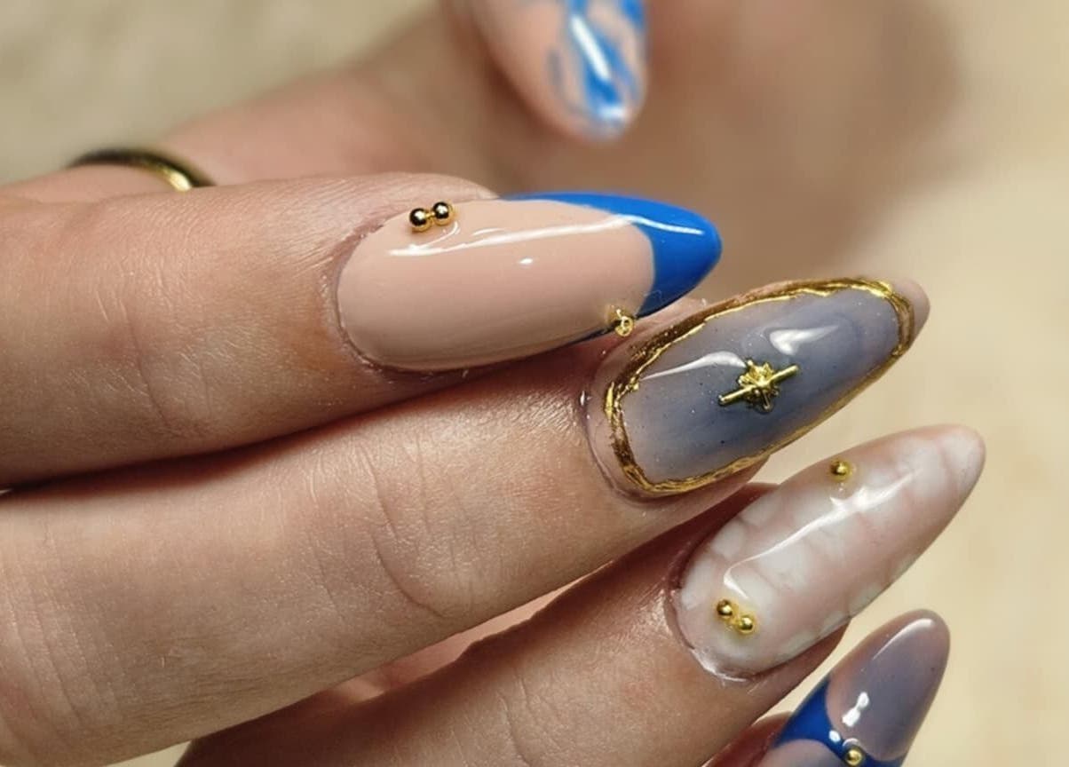 Designs élégants à Studio W Nails, Saint-vallier, Auvergne-rhône-alpes, FR. Ongles modernes aux détails dorés.