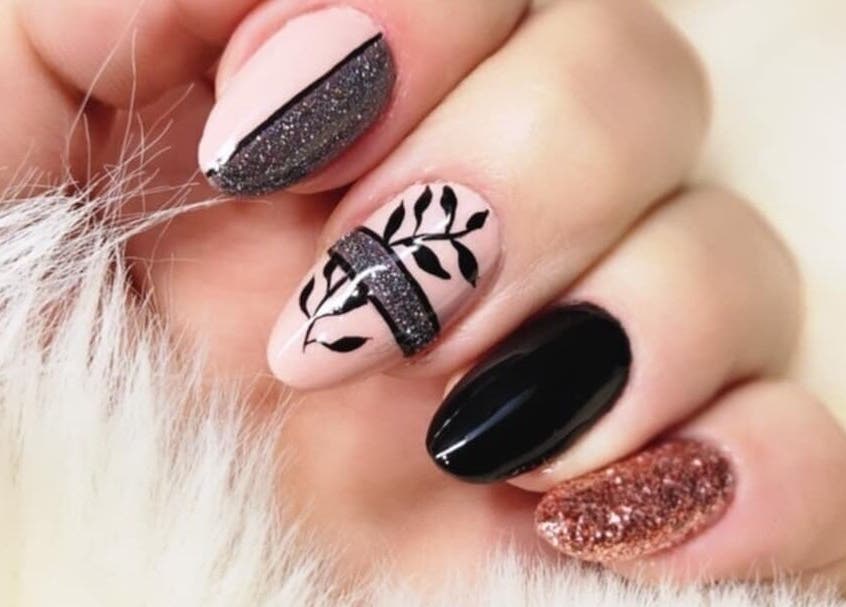 Design élégant d'ongles à Studio W Nails à Saint-vallier, Auvergne-rhône-alpes, FR avec motif noir et brillant.