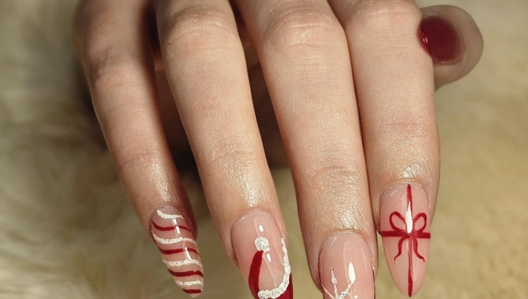 Nail art élégant de Studio W Nails à Saint-vallier, Auvergne-rhône-alpes, FR, avec motifs rouges et blancs.