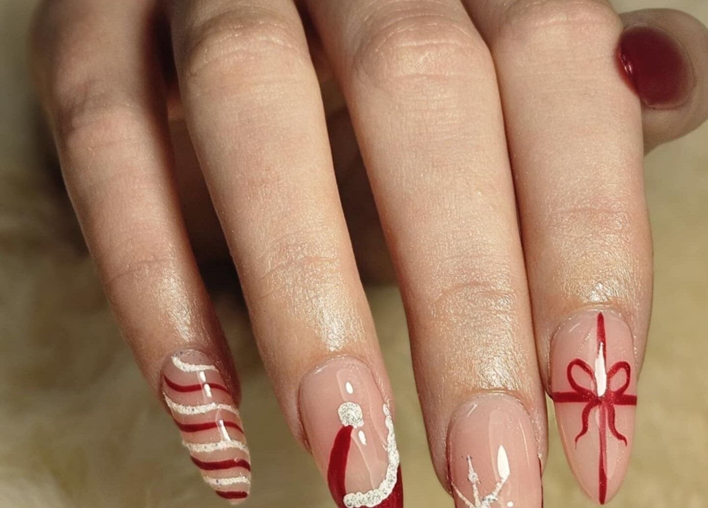 Nail art élégant de Studio W Nails à Saint-vallier, Auvergne-rhône-alpes, FR, avec motifs rouges et blancs.