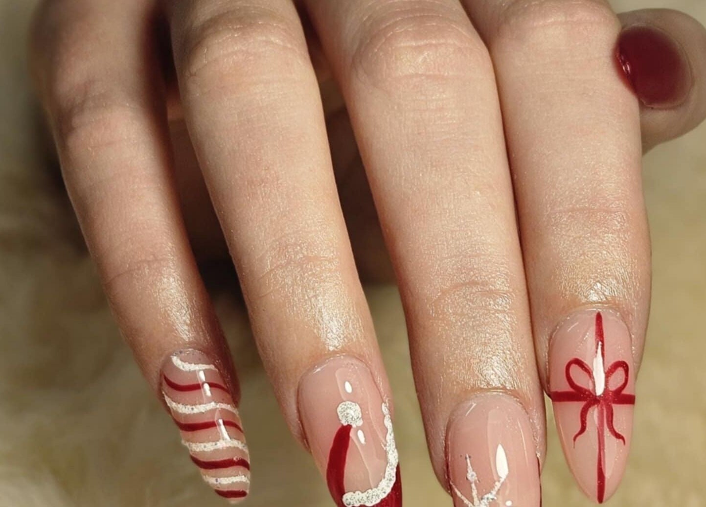 Nail art élégant de Studio W Nails à Saint-vallier, Auvergne-rhône-alpes, FR, avec motifs rouges et blancs.