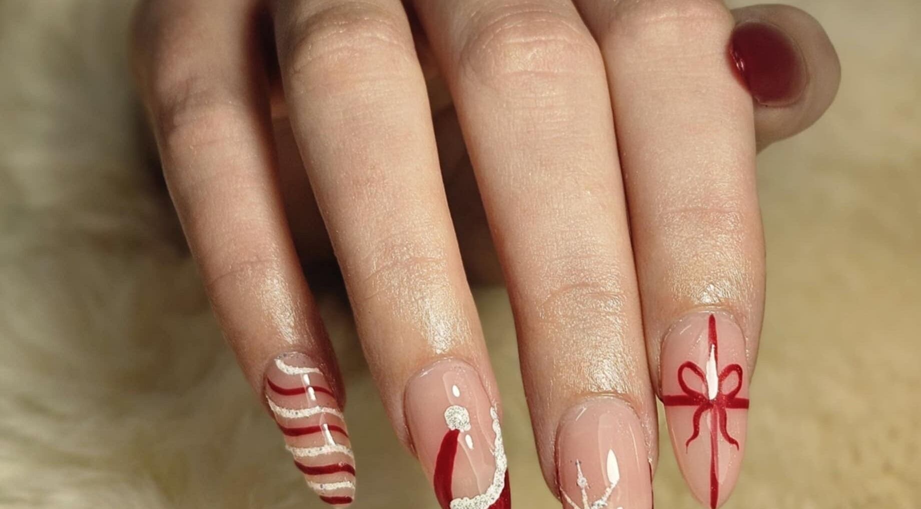 Nail art élégant de Studio W Nails à Saint-vallier, Auvergne-rhône-alpes, FR, avec motifs rouges et blancs.