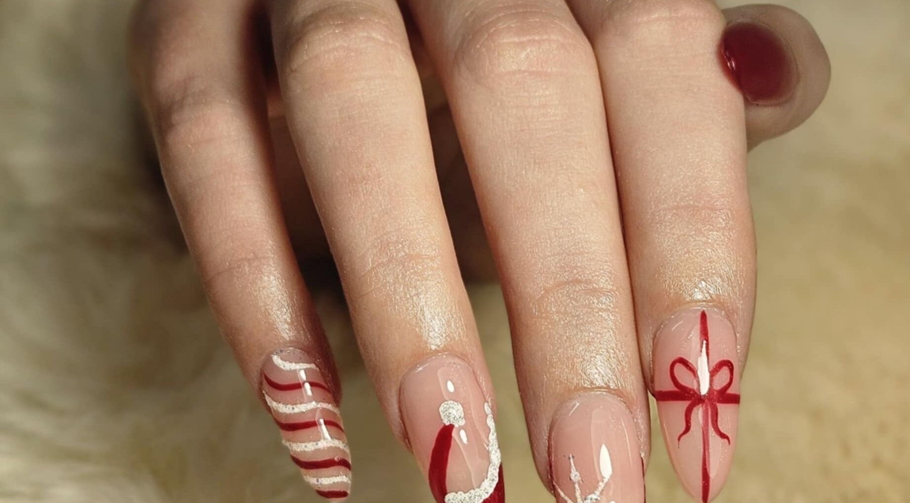 Nail art élégant de Studio W Nails à Saint-vallier, Auvergne-rhône-alpes, FR, avec motifs rouges et blancs.