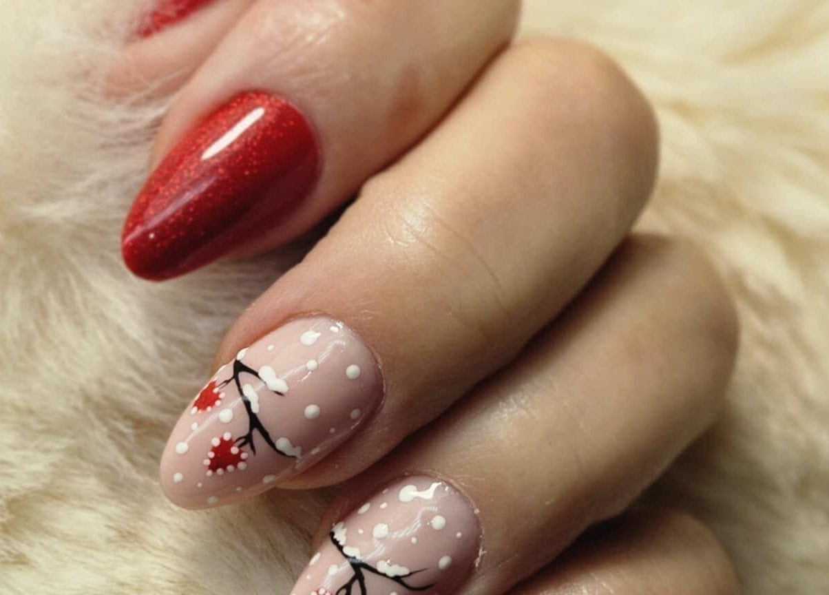 Nail art élégant chez Studio W Nails, Saint-vallier, Auvergne-rhône-alpes, FR avec motifs floraux rouges.