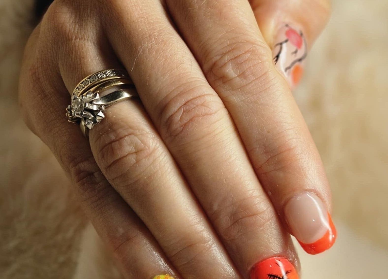 Délicat nail art orange et jaune à Studio W Nails, Saint-vallier, Auvergne-rhône-alpes, FR.