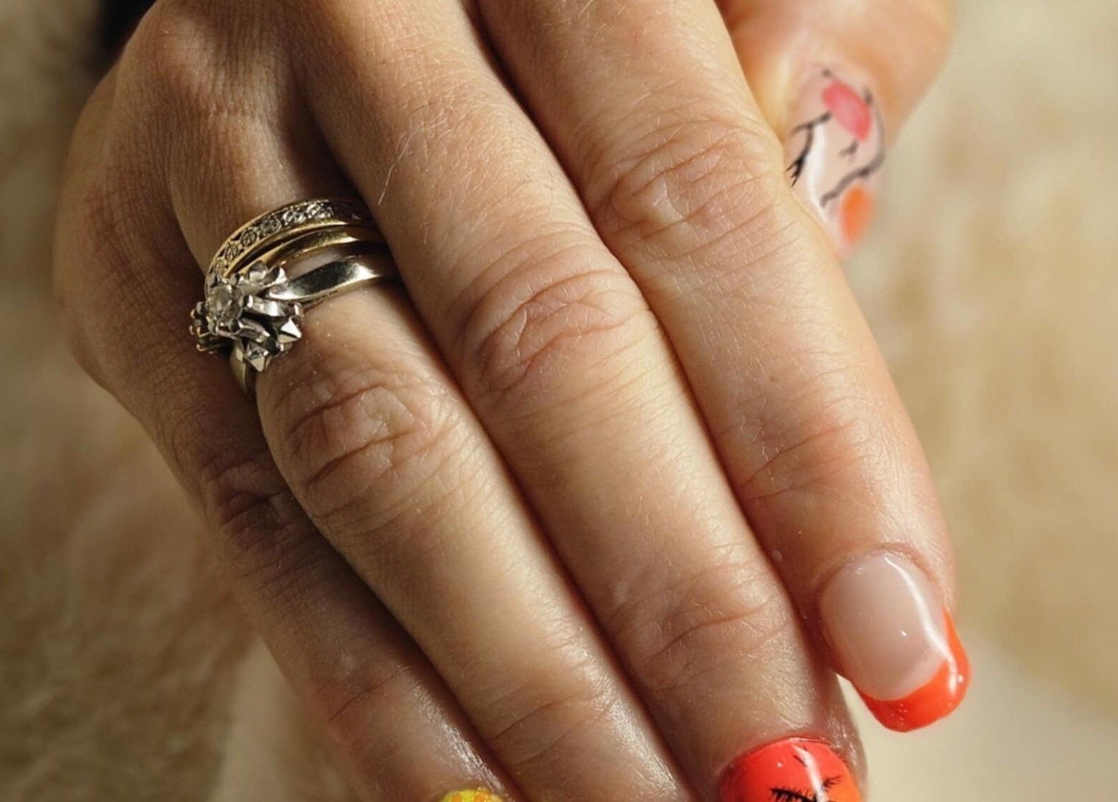 Délicat nail art orange et jaune à Studio W Nails, Saint-vallier, Auvergne-rhône-alpes, FR.