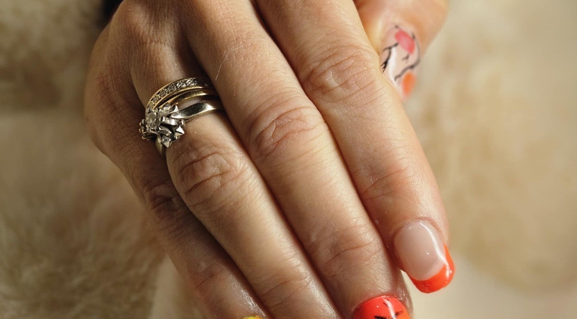 Délicat nail art orange et jaune à Studio W Nails, Saint-vallier, Auvergne-rhône-alpes, FR.