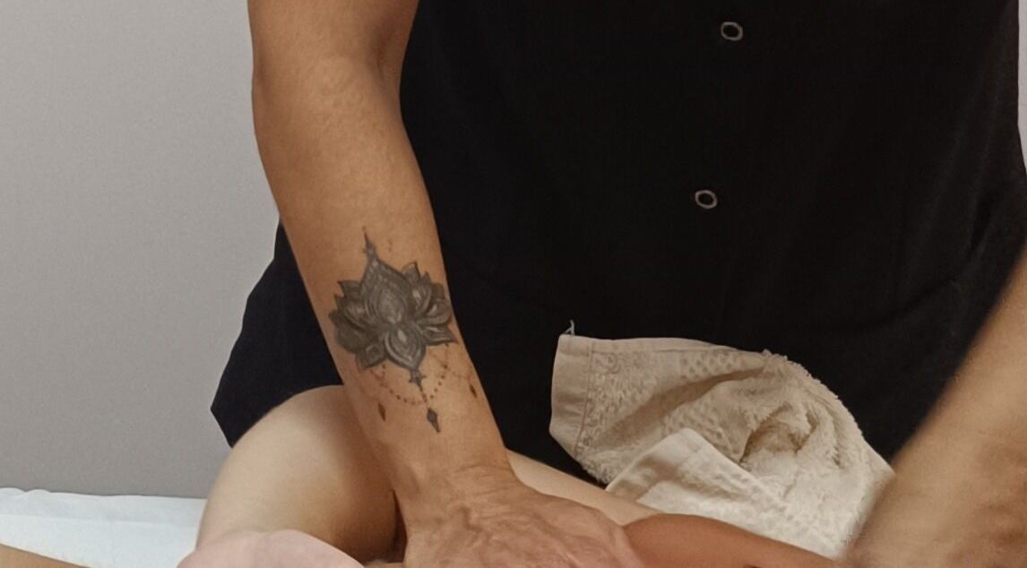 Massoterapeuta em ação na Sílvia Carvalho Massoterapeuta, Braga, PT.