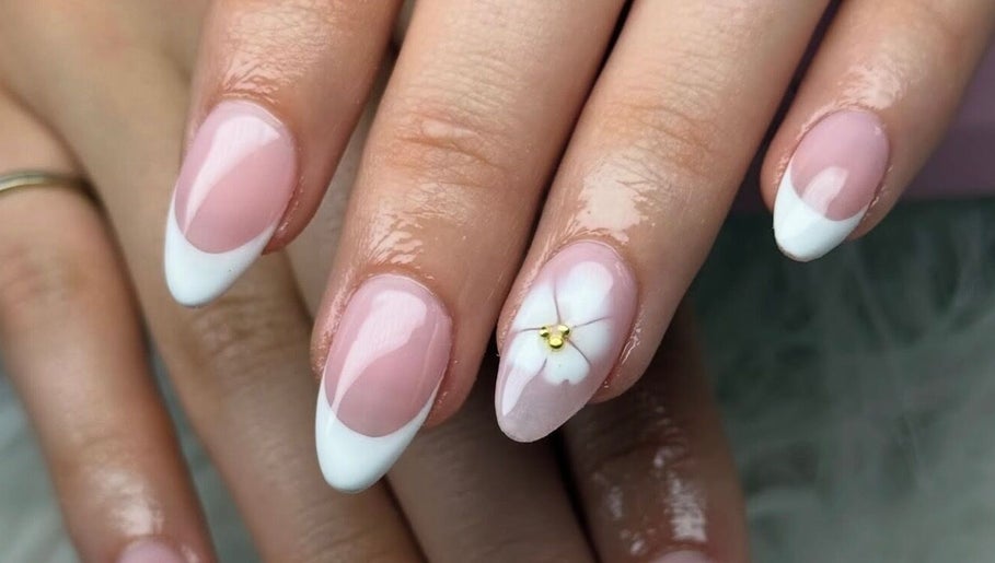Manucure française élégante avec art floral chez Beauty by Aly, Shawinigan, Québec, CA.