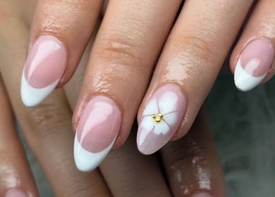 Manucure française élégante avec art floral chez Beauty by Aly, Shawinigan, Québec, CA.