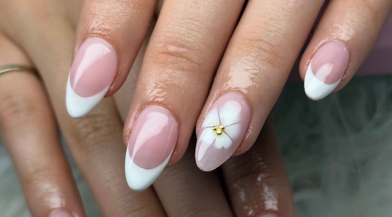 Manucure française élégante avec art floral chez Beauty by Aly, Shawinigan, Québec, CA.