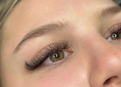 Extensions de cils chez Beauty by Aly, Shawinigan, Québec, CA, mettant en valeur la beauté naturelle.