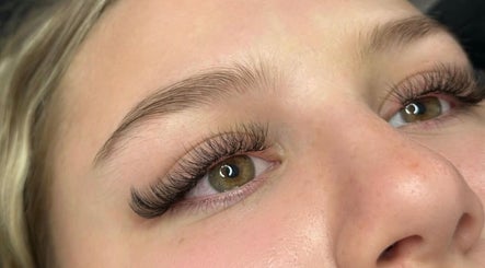 Extensions de cils chez Beauty by Aly, Shawinigan, Québec, CA, mettant en valeur la beauté naturelle.