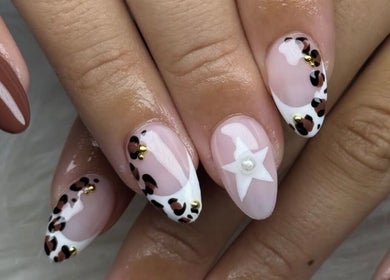 Design d'ongles léopard avec étoile à Beauty by Aly, Shawinigan, Québec, CA.