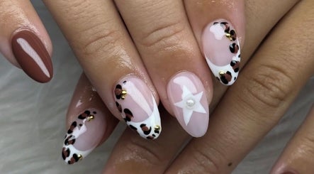 Design d'ongles léopard avec étoile à Beauty by Aly, Shawinigan, Québec, CA.