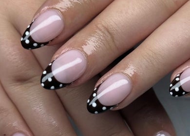 Design ongles chic avec pointillés à Beauty by Aly, Shawinigan, Québec, CA.
