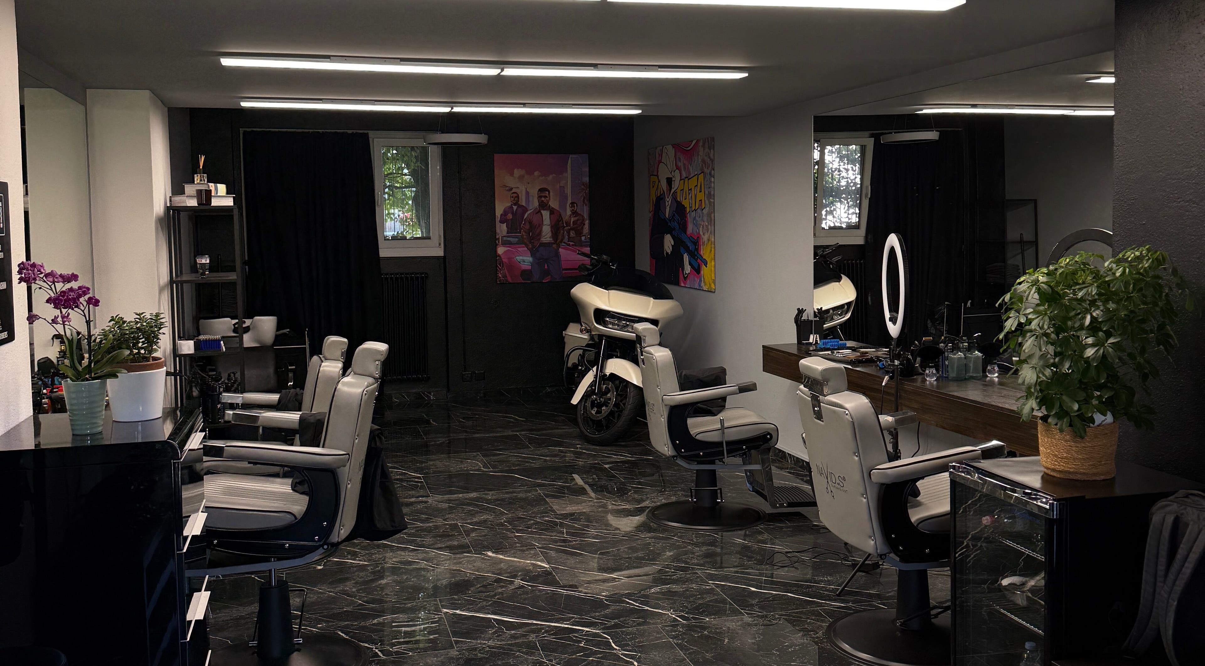 Modern salon chairs and decor at mmpcutz, Uster, Zürich, CH offering a stylish beauty experience.