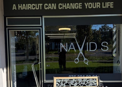 Front exterior of mmpcutz salon in Uster, Zürich, CH, with impactful slogan 'A Haircut Can Change Your Life'.