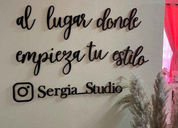 Decoración del muro en Sergia Studio en Estación Central, Región Metropolitana, CL, con mensaje inspirador.