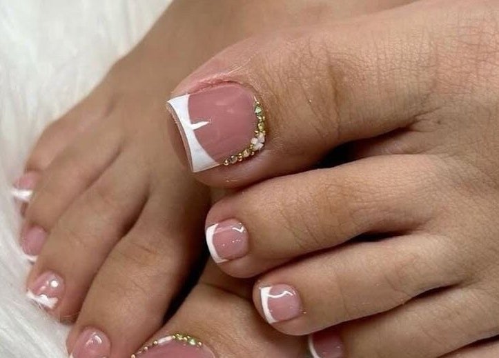 Pedicura francesa con adornos en Sergia Studio, Estación Central, Región Metropolitana, CL.