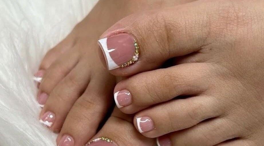 Pedicura francesa con adornos en Sergia Studio, Estación Central, Región Metropolitana, CL.