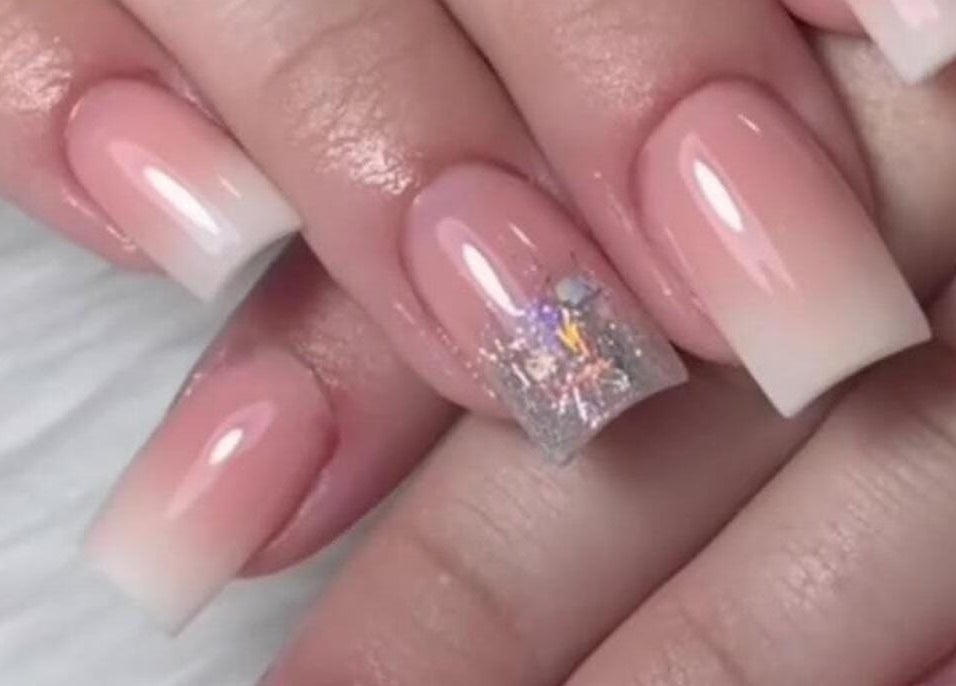 Uñas con diseño elegante en Sergia Studio, Estación Central, Región Metropolitana, CL.