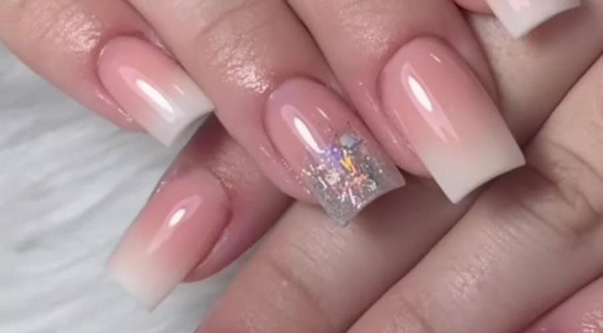 Uñas con diseño elegante en Sergia Studio, Estación Central, Región Metropolitana, CL.