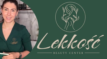 Pracownica Lekkość w Krakowie, Województwo Małopolskie na tle loga firmy.