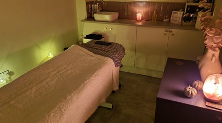 Relaxing massage room at Knotts Massage, Sutton-in-ashfield, England, GB with soft lighting and calming decor.