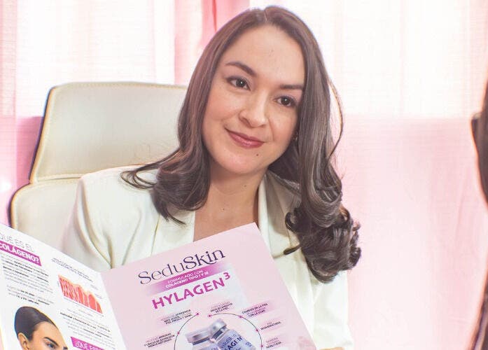 Consultant at Velvet Skin, La Libertad, SV, reviewing skincare brochure with client.