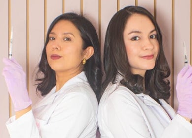 Two professionals with syringes at Velvet Skin, La Libertad, SV, ready for beauty treatments.