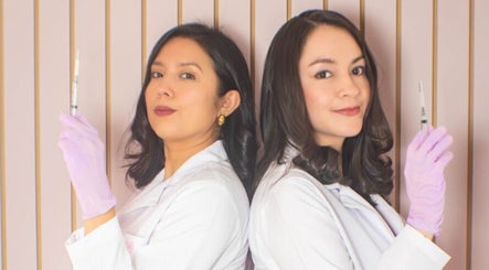 Two professionals with syringes at Velvet Skin, La Libertad, SV, ready for beauty treatments.