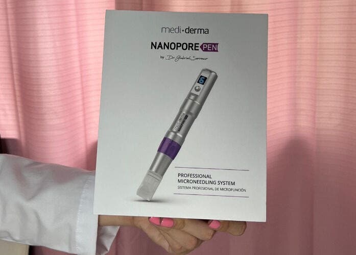 Nanopore Pen showcased at Velvet Skin, La Libertad, SV, highlighting professional microneedling system.