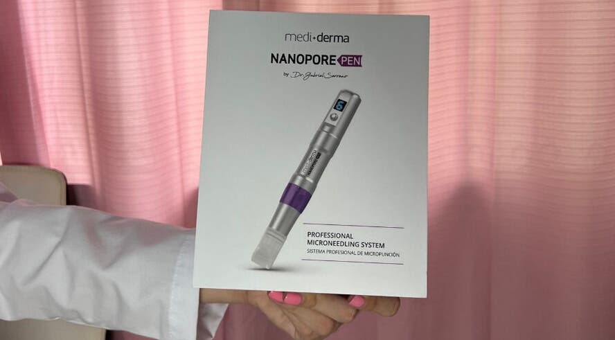 Nanopore Pen showcased at Velvet Skin, La Libertad, SV, highlighting professional microneedling system.