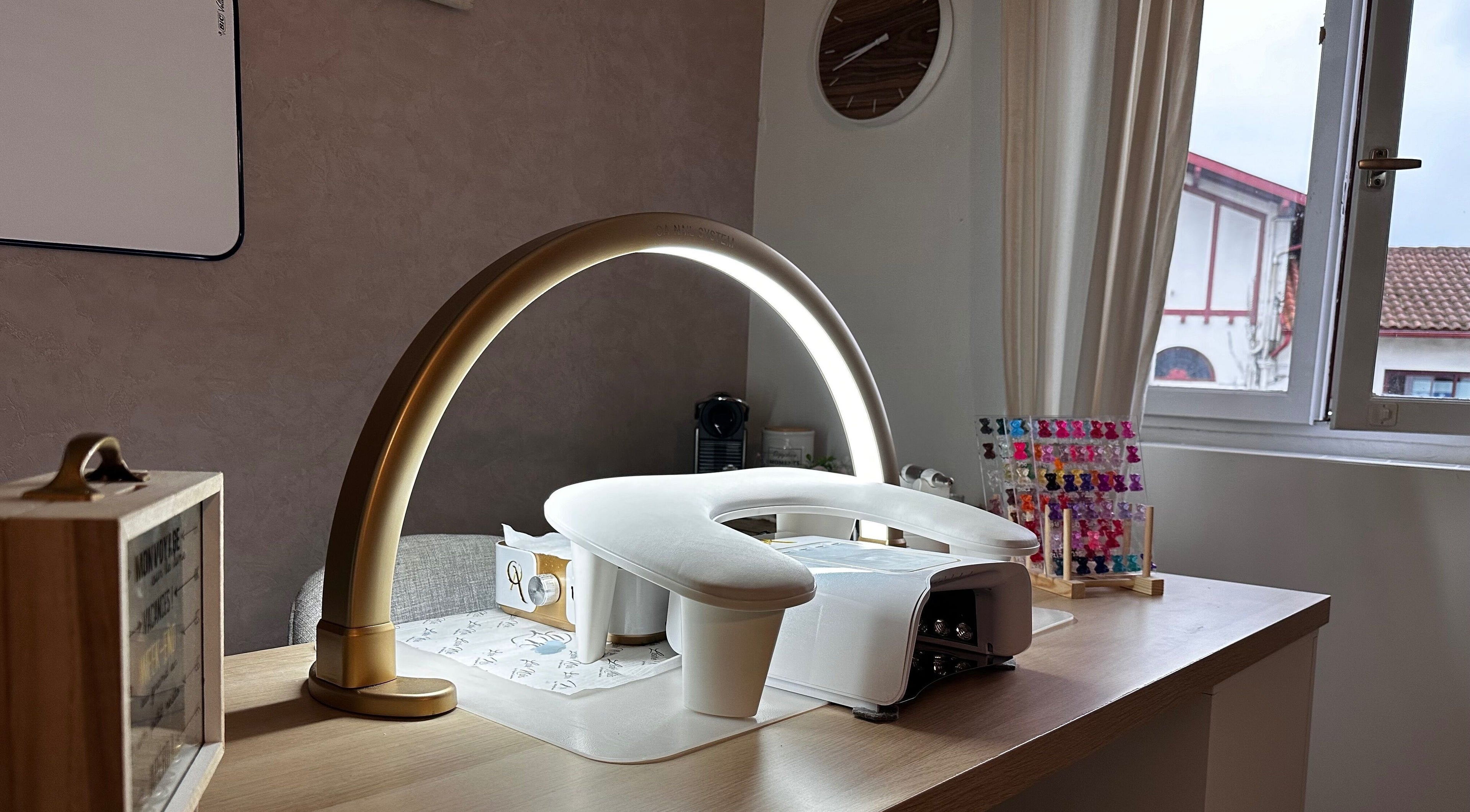 Station manucure moderne chez Nails Concept By Véro à Mouguerre, Nouvelle-Aquitaine, FR.