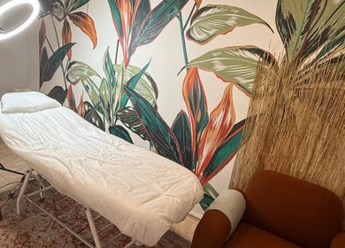 Relaxing massage room at Marge.lab, València, Comunidad Valenciana, ES with tropical decor and cozy seating.