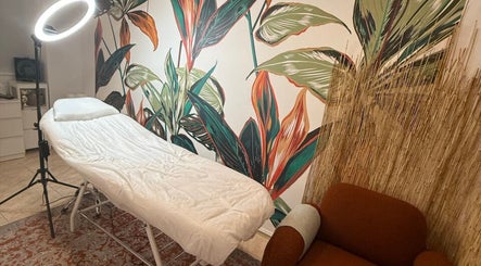 Relaxing massage room at Marge.lab, València, Comunidad Valenciana, ES with tropical decor and cozy seating.
