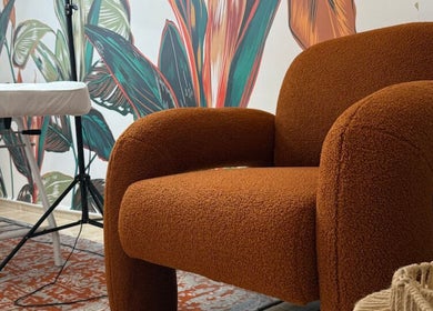 Warm cozy corner at Marge.lab in València, Comunidad Valenciana, ES with plush chair and vibrant wall art.