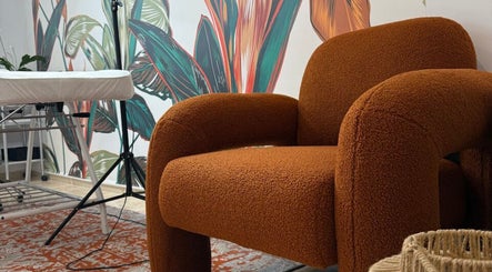 Warm cozy corner at Marge.lab in València, Comunidad Valenciana, ES with plush chair and vibrant wall art.