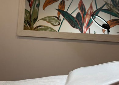 Cozy treatment room at Marge.lab in València, Comunidad Valenciana, ES with a floral wall art and soft lighting.