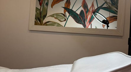 Cozy treatment room at Marge.lab in València, Comunidad Valenciana, ES with a floral wall art and soft lighting.