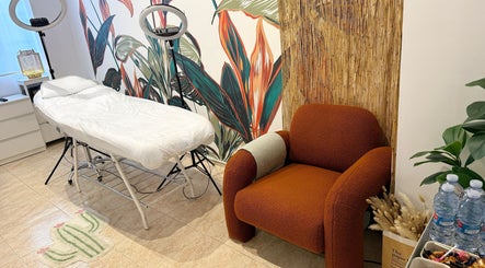 Bright treatment room at Marge.lab, València, Comunidad Valenciana, ES, with a treatment bed and warm decor.