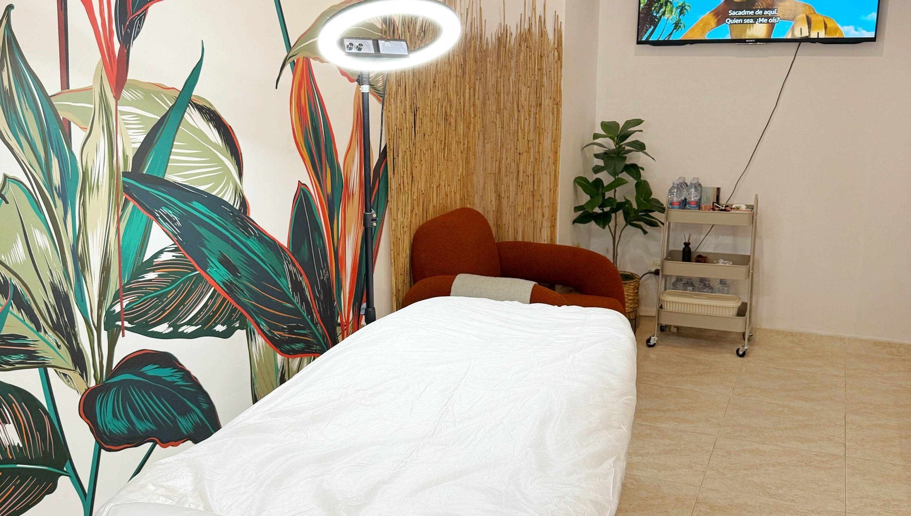 Cozy treatment room at Marge.Wax, València, Comunidad Valenciana, ES with modern decor and calming ambiance.